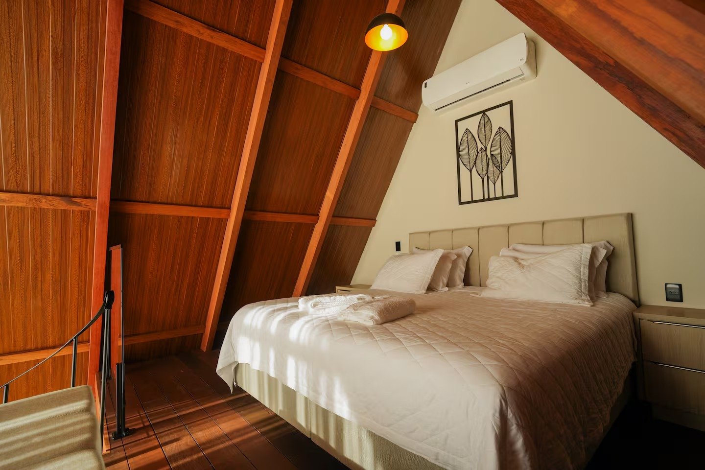 Quarto acolhedor com estrutura de madeira