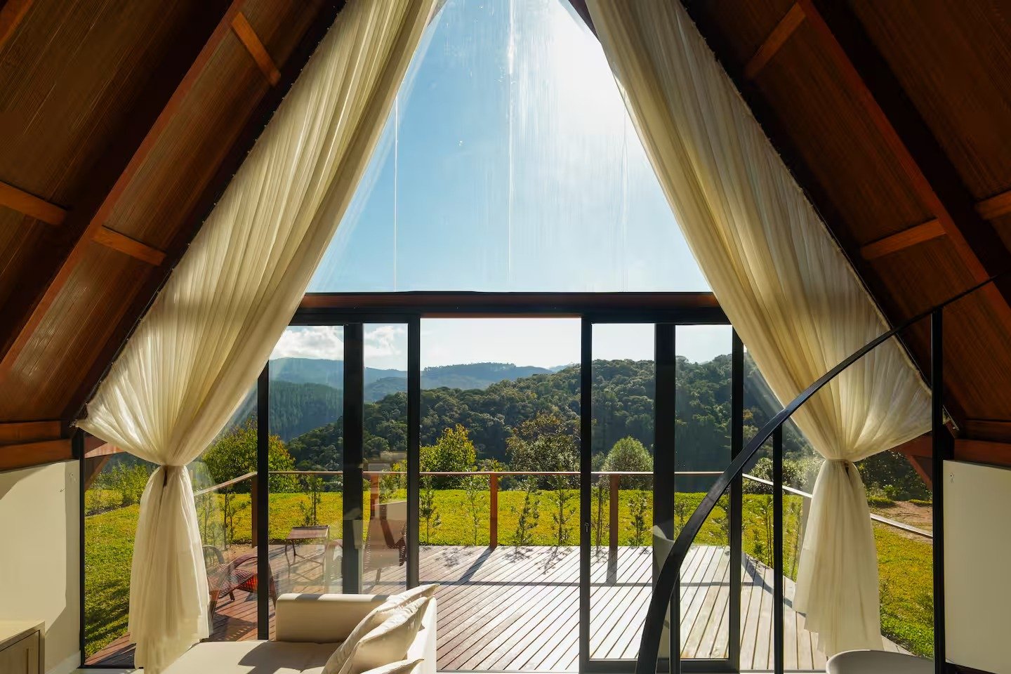 Vista da sala para as montanhas