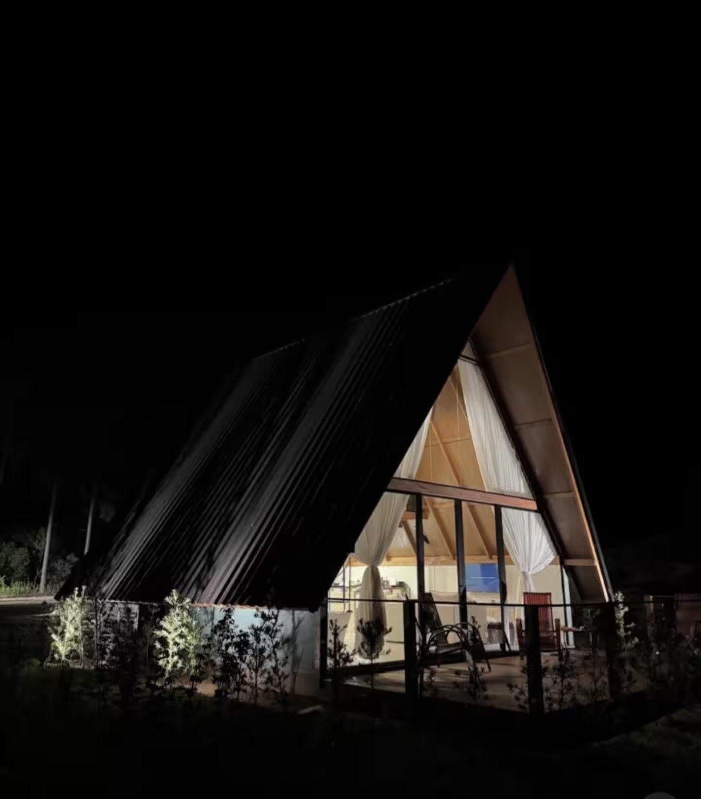Cabana iluminada à noite