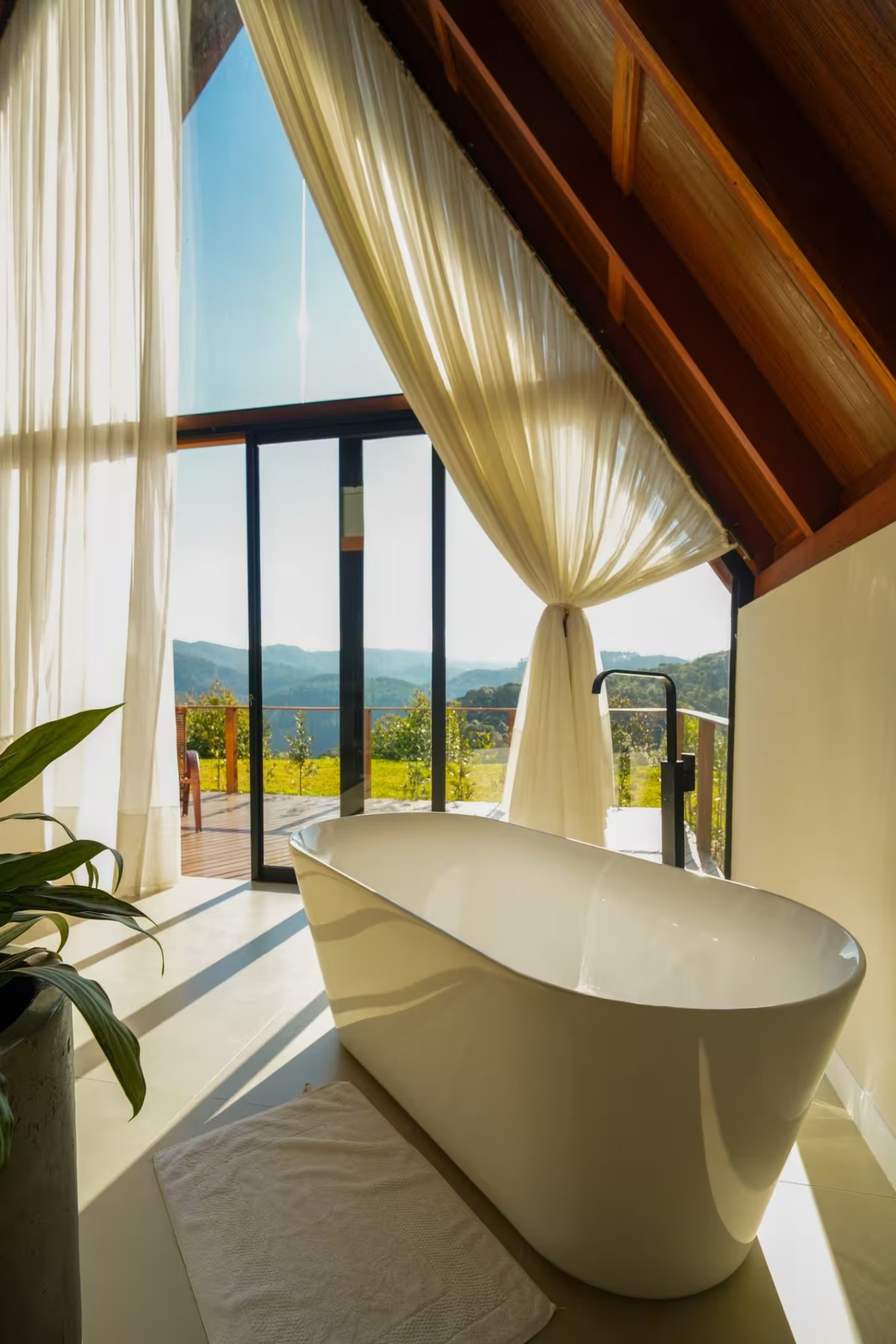Banheira com vista para as montanhas